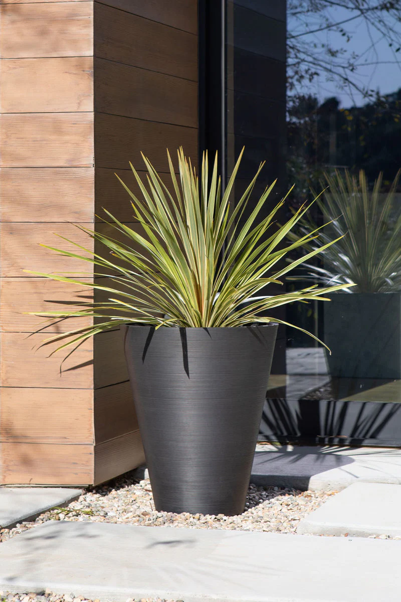Veradek Kobo Round Planter 18" Black
