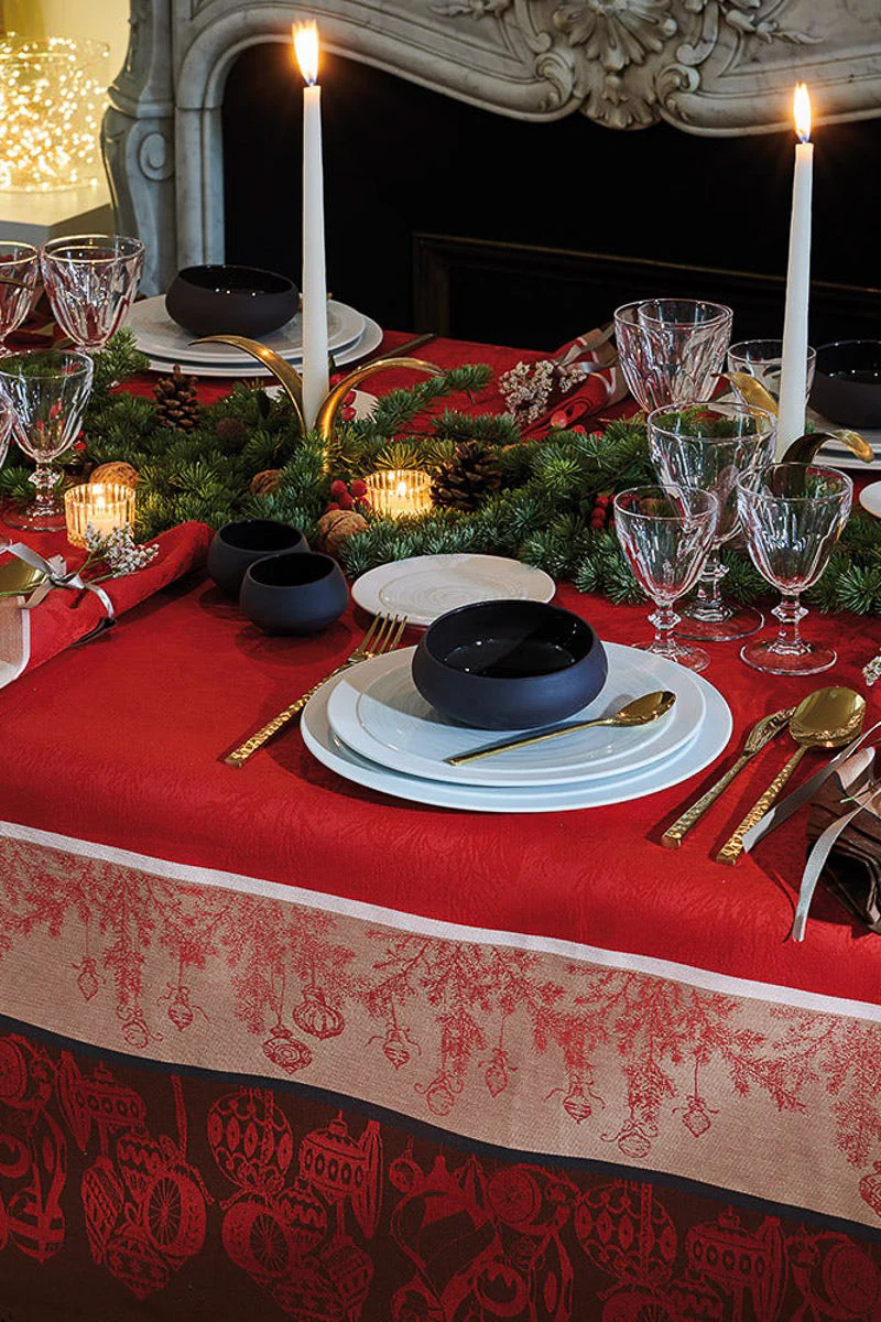 Garnier-Thiebaut Couronne De Noel Tablecloth 69"x100" Rouge - Image 2